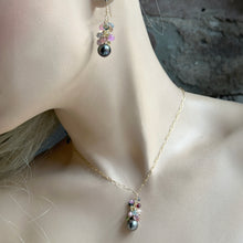 Load image into Gallery viewer, Sapphire with Black Tahitian Pearl Gold Necklace
